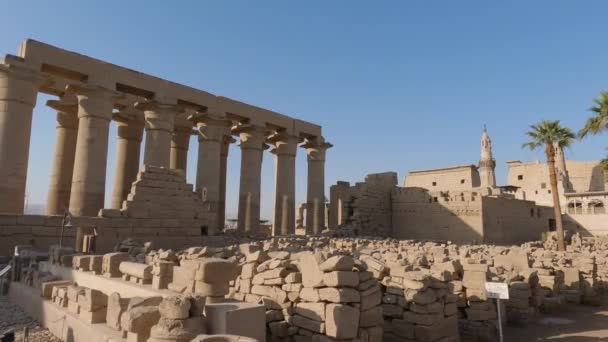 Blick Auf Den Innenhof Mit Steinhaufen Mit Säulenkolonnade Hintergrund Luxor — Stockvideo