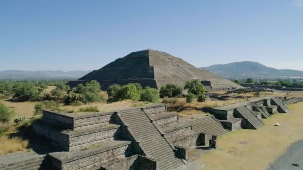 Pessoas Explorando Ruínas Astecas Monumento Nacional Teotihuacan Ensolarado México Vista — Vídeo de Stock
