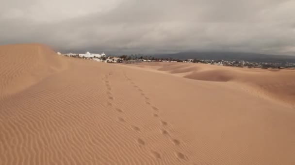 低空飞行飞越大加那利亚的风扫马斯帕洛马斯沙丘 — 图库视频影像