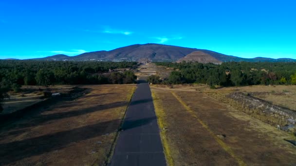 Luftaufnahme Tief Über Den Aztekischen Ruinen Richtung Sonnenpyramide Und Mondtempel — Stockvideo