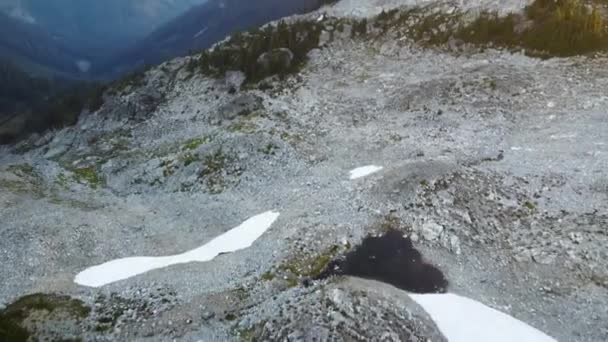 位于加拿大不列颠哥伦比亚省布鲁山上的令人惊奇的空中重建图像显示了多姿多彩的雾山景观 — 图库视频影像
