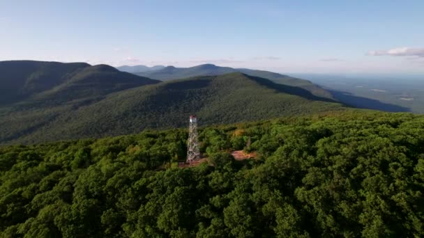 Wspaniałe Pasmo Górskie Lecie Panorama Szczytów Lasów Oraz Starej Wieży — Wideo stockowe