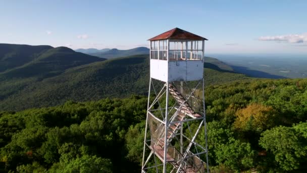 Catskill Mountains Fire Tower Late Summer Drone Shot Mountain Peaks — Stock Video