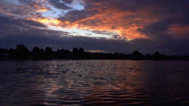 Widok Piękne Chmury Nad Spokojnym Jeziorem Podczas Zachodu Słońca Szeroki — Wideo stockowe
