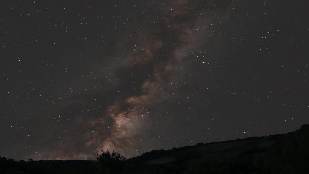 Galaxia Vía Láctea Subiendo Sobre Colinas Campo Por Noche Con — Vídeo de stock