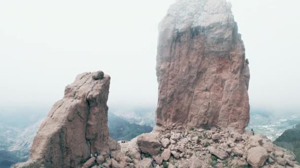 Salida Aérea Monumento Natural Roque Nublo Tiempo Brumoso Gran Canaria — Vídeo de stock