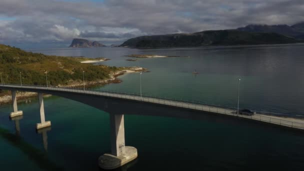 Coche Conduciendo Través Puente Ártico Noruega Rodeado Por Fiordo Las — Vídeos de Stock