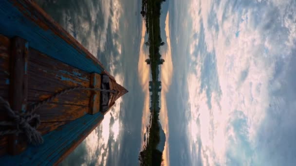 スリナガル カシミール州 インドの静かな湖の上にある青い塗装された古い木製のボートの弓の垂直ショット — ストック動画