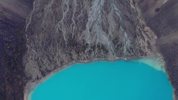 挪威北极冰川底部令人难以置信的深蓝色水湖 — 图库视频影像