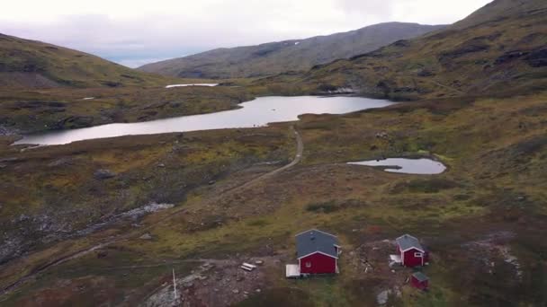 Kabina Zagubiona Norweskich Górach Nad Kołem Podbiegunowym — Wideo stockowe