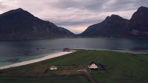 스러운 날씨에 피오르드에 노르웨이 농장들 — 비디오