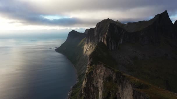 Vista Aérea Cinematográfica Fiordos Acantilados Montaña Ártico Noruega Senja — Vídeo de stock