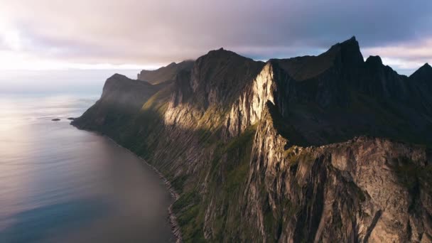 Unglaubliche Felsformationen Auf Der Insel Senja Norwegen — Stockvideo