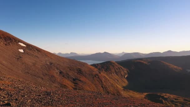 Sehr Filmische Luftaufnahme Eines Wanderers Den Norwegischen Arktischen Bergen — Stockvideo