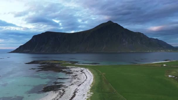 Невероятный Белый Песчаный Пляж Впечатляющей Горой Заднем Плане Лоффене Норвегия — стоковое видео
