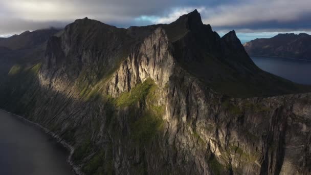 挪威塞尼哈岛引人注目的悬崖峭壁的空中景观 — 图库视频影像
