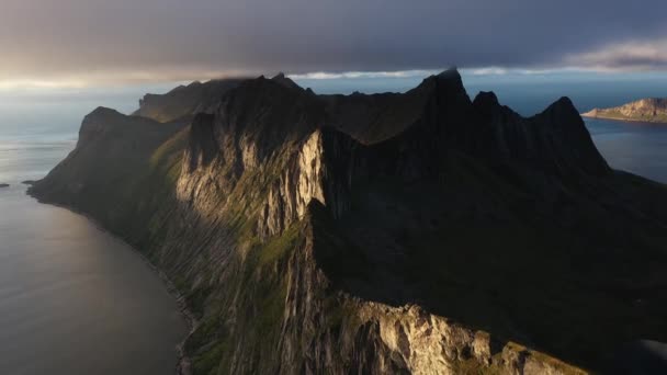北極海の海に落下する劇的な崖ノルウェーの海 — ストック動画