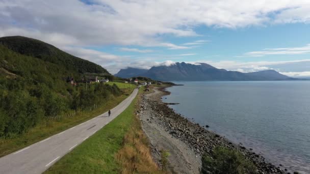 在挪威峡湾海岸公路上骑自行车 — 图库视频影像