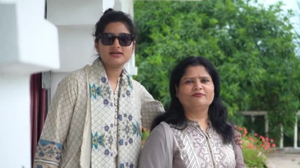 Schöne Indische Mutter Und Tochter Mit Einem Bild Zusammen Auf — Stockvideo