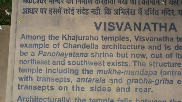 Information Board Buiten Vishvanatha Tempel Khajuraho Madhya Pradesh India Close — Stockvideo