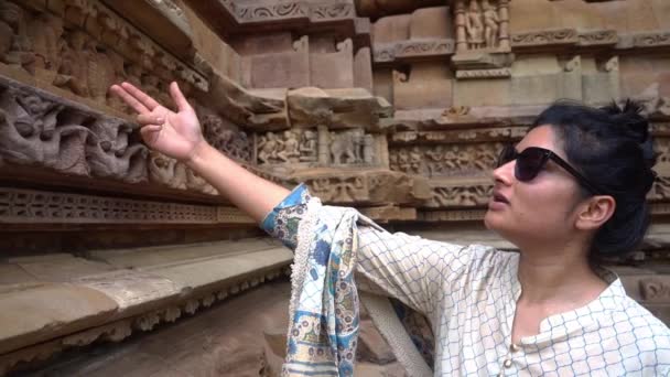 Egy Kedves Indiai Felemeli Kezét Rámutat Kőfalra Khajurahói Templom Lábánál — Stock videók