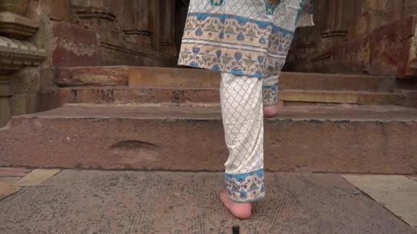 Indiase Vrouw Betreedt Khajuraho Tempel Barefeet Als Een Teken Van — Stockvideo