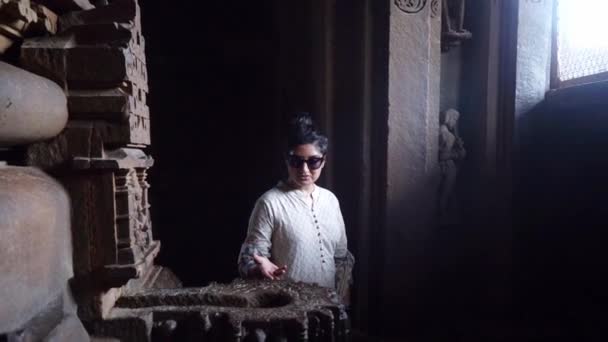 Indyjska Kobieta Podziwiająca Ozdobne Rzeźby Kamienia Świątyni Khajuraho Madhya Pradesh — Wideo stockowe