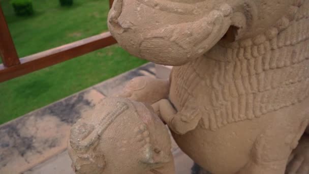 インドのマディヤ プラデーシュ州にあるカジュラホ寺院のライオンと女性の石彫 — ストック動画