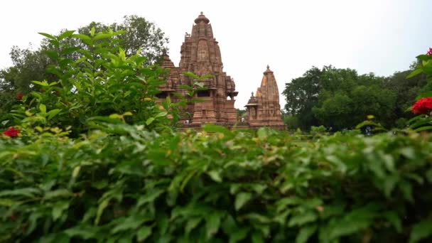 Weelderig Groen Landschap Rondom Vishvanatha Tempel Een Hindoetempel Madhya Pradesh — Stockvideo