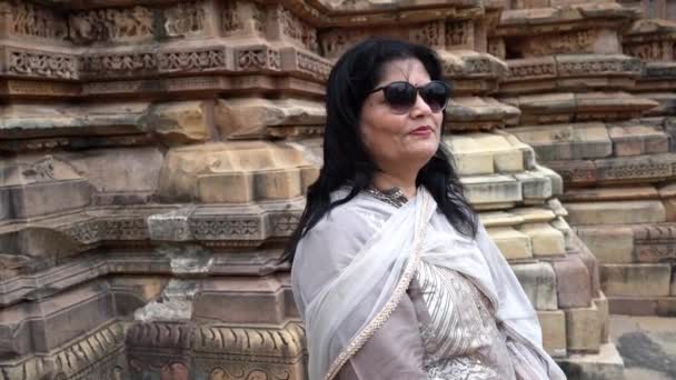 Dorosła Hinduska Kobieta Szarej Sukience Saree Okularach Przeciwsłonecznych Stojących Ozdobnych — Wideo stockowe