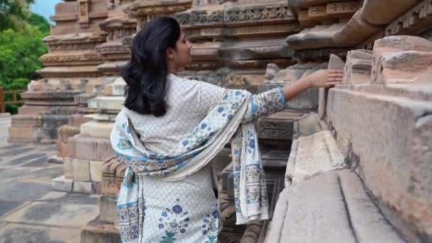 Joven Mujer India Vestido Tradicional Caminando Deslizando Mano Contra Las — Vídeos de Stock