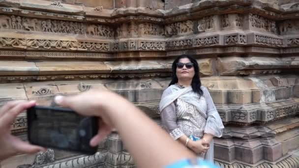 Hindistan Daki Khajuraho Tapınağı Nda Fotoğraf Çeken Hintli Kadın Orta — Stok video