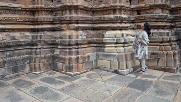 Hermosa Mujer India Tocando Admirando Las Intrincadas Tallas Pared Piedra — Vídeos de Stock