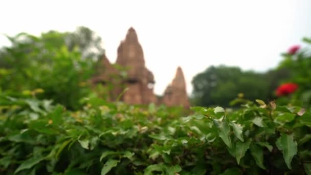 Berömda Visvanatha Temple Med Vackra Trädgårdar Khajuraho Madhya Pradesh Indien — Stockvideo