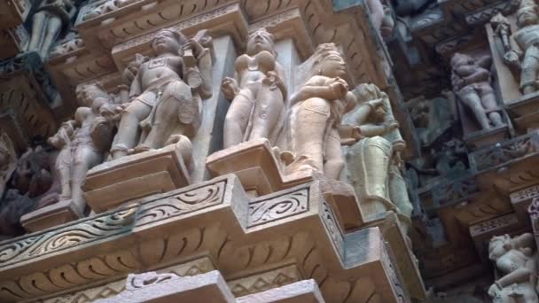 印度中央邦Khajuraho印度教寺庙外墙 有Kamasutra雕塑 低角度 潘右方 — 图库视频影像