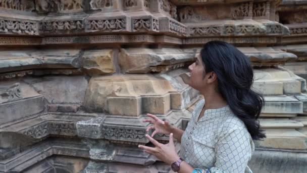 Side View Female Indiase Toerist Aanraken Van Gebeeldhouwde Stenen Muren — Stockvideo