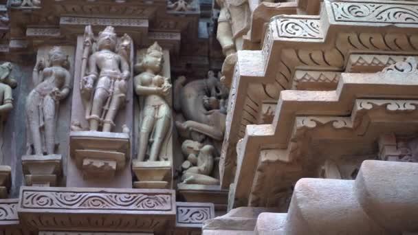 Beroemde Stenen Beeldhouwwerken Van Khajuraho India Zijwaarts — Stockvideo
