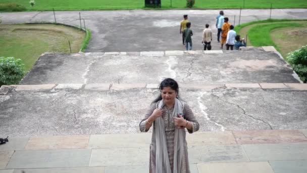 Vrouw Dragen Een Sari Klimmen Stappen Van Hajuraho Tempel India — Stockvideo