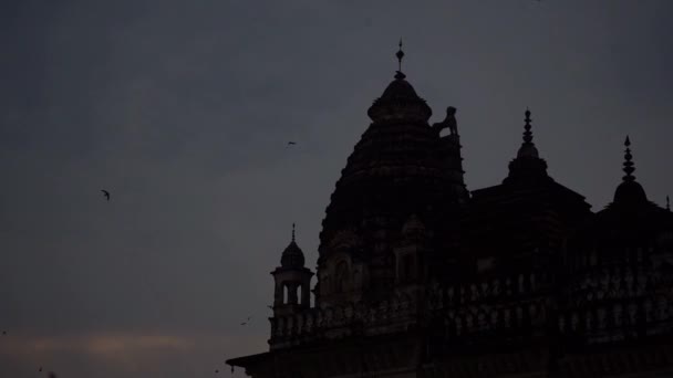 Храм Кхаджурахо Стаей Птиц Летающих Вечернем Небе Мадхья Прадеш Индия — стоковое видео