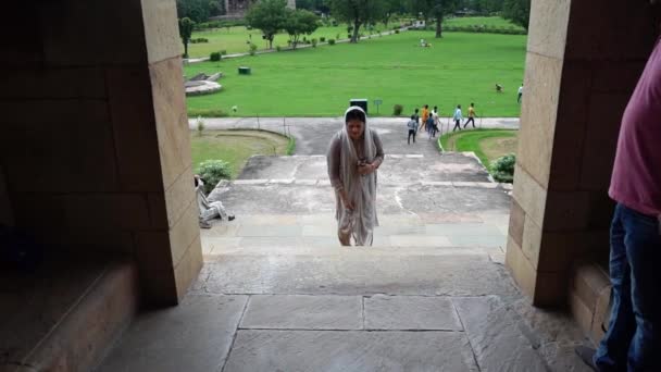 Μια Ινδή Γυναίκα Αφοσιωμένη Στο Πέπλο Αγγίζει Τις Σκάλες Και — Αρχείο Βίντεο