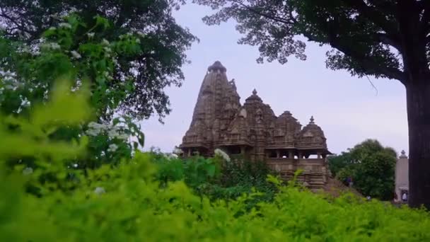 Hindistan Madhya Pradesh Kentindeki Çevre Bahçeli Khajuraho Tapınakları Manzarası Geniş — Stok video
