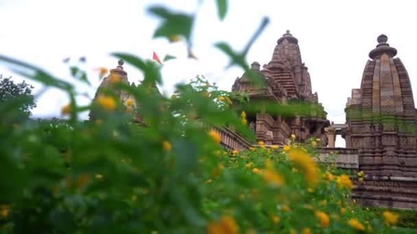 Lakshmana Tempel Gevel Bekeken Achter Gele Bloemen Toegewijden Bezoeken Lakshmana — Stockvideo