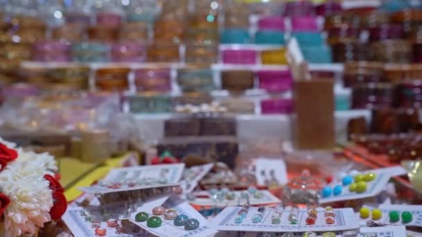 Kolorowe Kosmetyki Sklepie Pamiątkami Khajuraho Madhya Pradesh Indie Skup Się — Wideo stockowe
