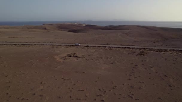 Foto Aerea Auto Cavallo Sul Sentiero Del Deserto Oceano Sullo — Video Stock