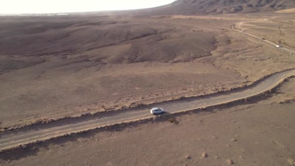 阳光灿烂的日子 空中拍摄的汽车驾驶着尘土飞扬的道路 — 图库视频影像