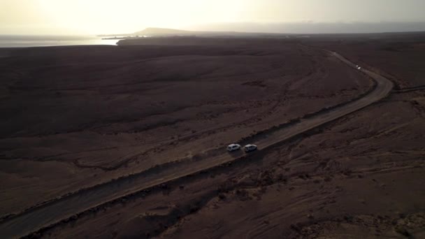 Gün Batımında Çölde Tozlu Yolda Giden Arabaların Hava Görüntüsü — Stok video