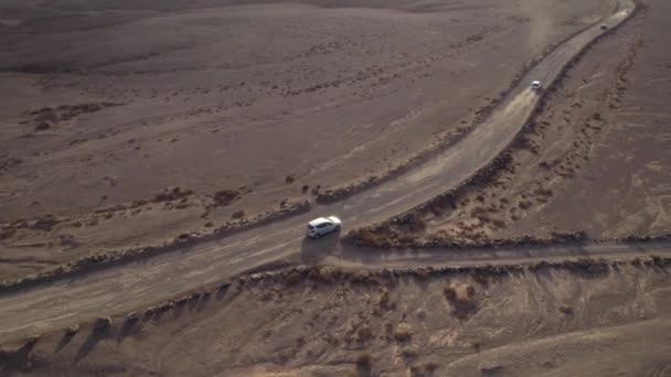 Samochody Jadące Zakurzonej Pustynnej Drodze Oszałamiającym Zachodzie Słońca — Wideo stockowe