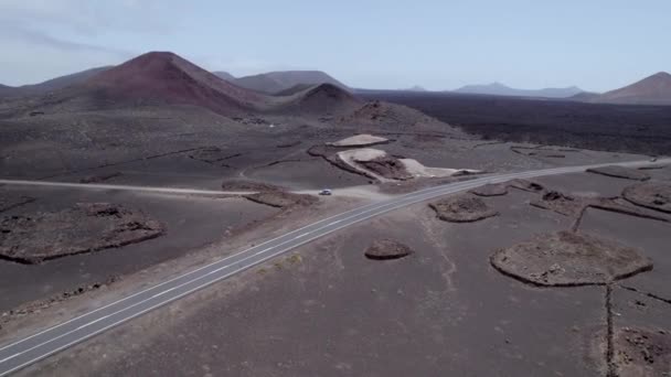 Letecký Záběr Silnici Sopečné Oblasti Lanzarote — Stock video
