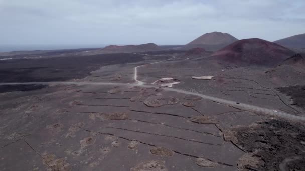 兰萨罗特火山地区道路和汽车的空中景观 — 图库视频影像