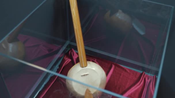 Harput博物馆的Tanbur传统土耳其烦躁弦乐器 — 图库视频影像